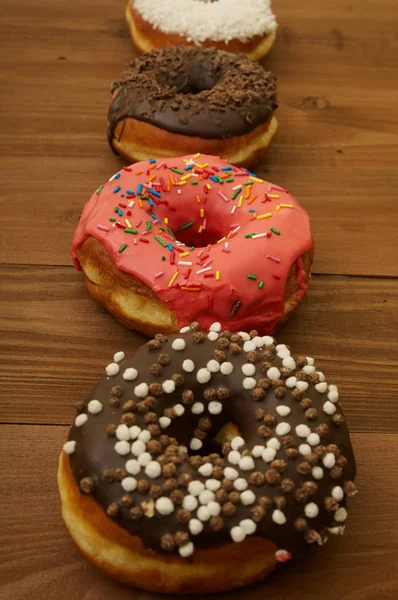 Rosquillas en una mesa de madera — Foto de Stock