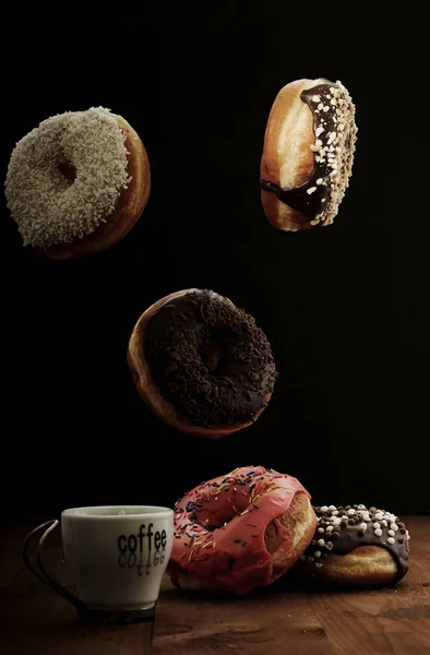 Donuts aéreos e café em uma mesa — Fotografia de Stock