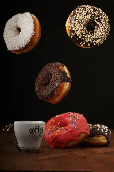 Donuts aéreos e café em uma mesa — Fotografia de Stock