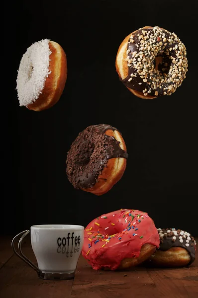 Donuts aéreos e café em uma mesa — Fotografia de Stock