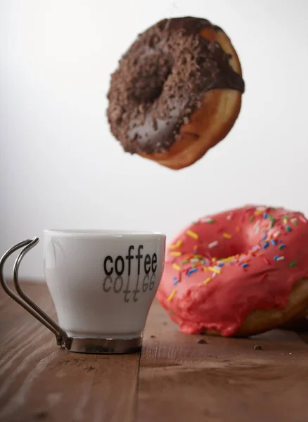 Air Donuts und Kaffee auf einem Tisch — Stockfoto
