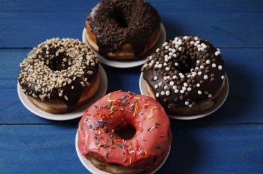 Tahta bir masada çörekler.