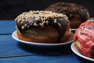 Tahta bir masada çörekler.