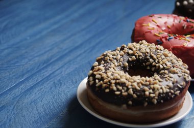 Tahta bir masada çörekler.