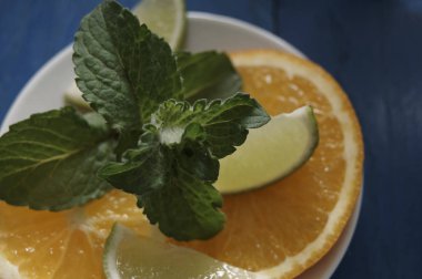 Nane ve meyve tatlı