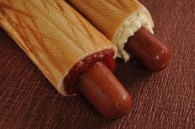 iki sosisli sandviç