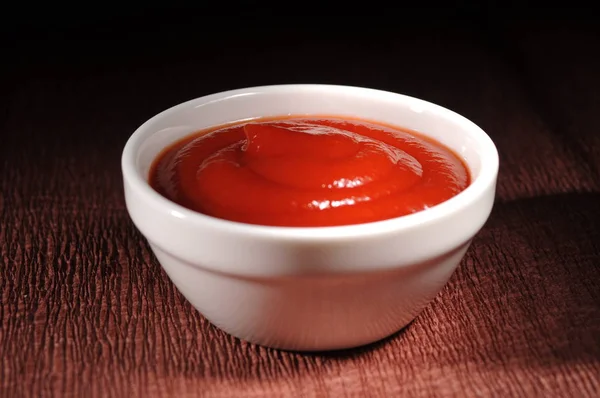 Ketchup y tomates — Foto de Stock