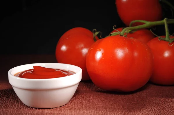 Ketchup e tomate — Fotografia de Stock