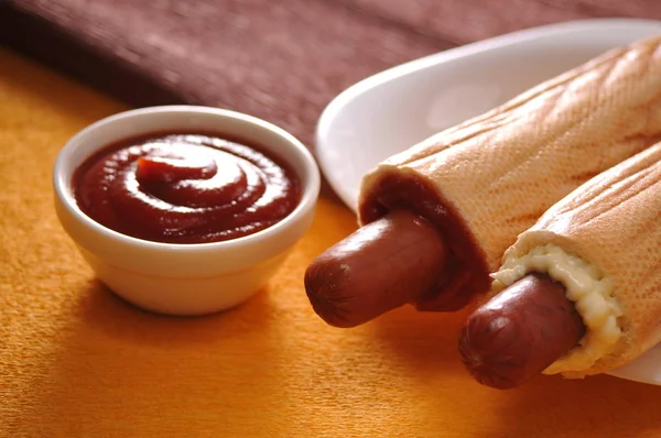 Dva hot-dogy na žlutém podkladu — Stock fotografie