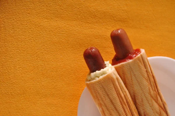 Twee hotdogs op een gele achtergrond — Stockfoto