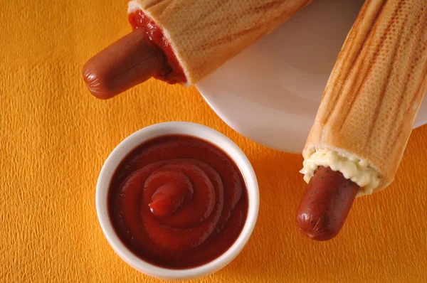 Due hot dog su sfondo giallo — Foto Stock