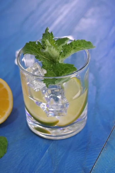 Mojito-cocktail med kalk og mynte – stockfoto