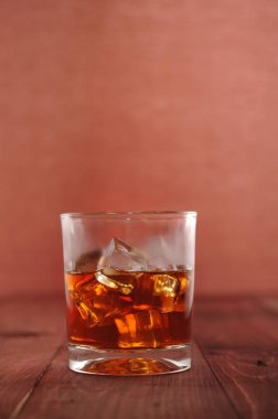 Buzlu viski.
