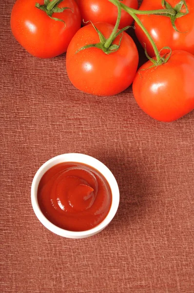 Ketchup y tomates —  Fotos de Stock