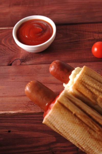 Twee hotdogs met ketchup — Stockfoto