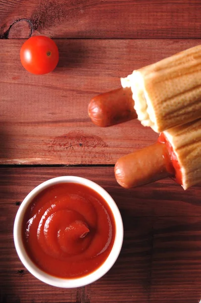 Deux hot-dogs au ketchup — Photo