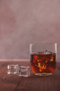 Buzlu viski.