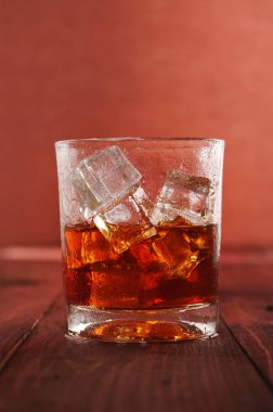 Buzlu viski.