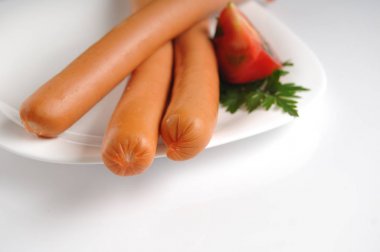 Beyaz arka planda sosisler