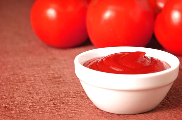 Ketchup y tomates —  Fotos de Stock