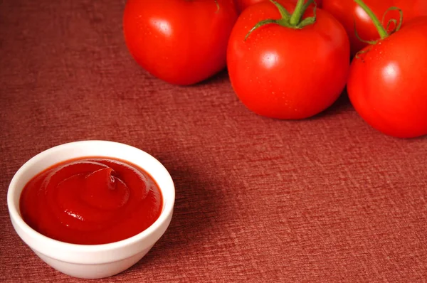 Ketchup y tomates —  Fotos de Stock