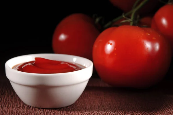 Ketchup y tomates —  Fotos de Stock