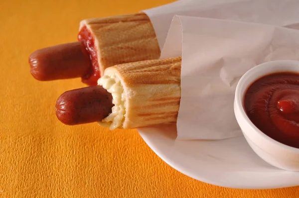 Twee hotdogs op een gele achtergrond — Stockfoto