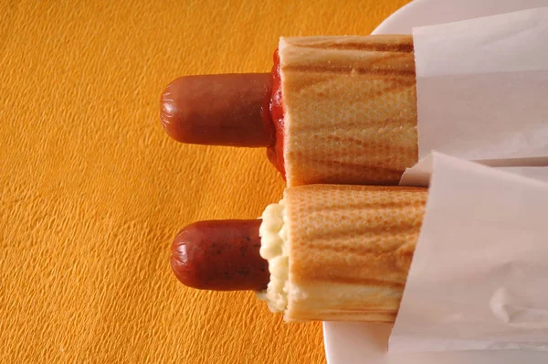 Twee hotdogs op een gele achtergrond — Stockfoto