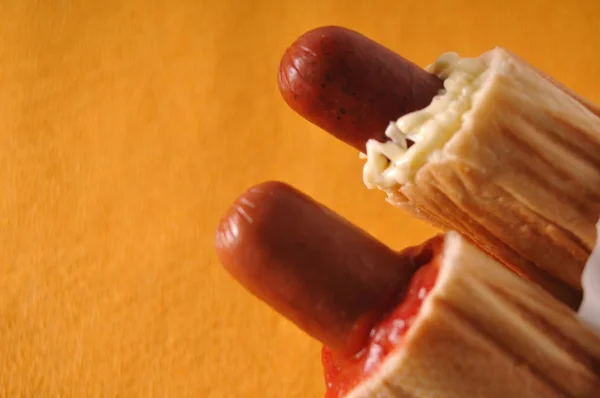 Due hot dog su sfondo giallo — Foto Stock