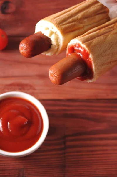 Deux hot-dogs au ketchup — Photo