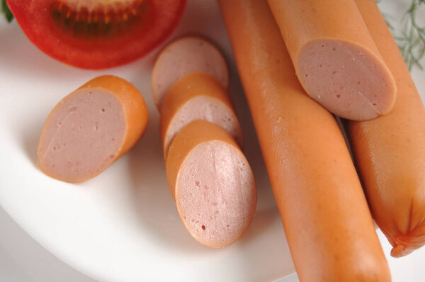 Сосиски на белом фоне