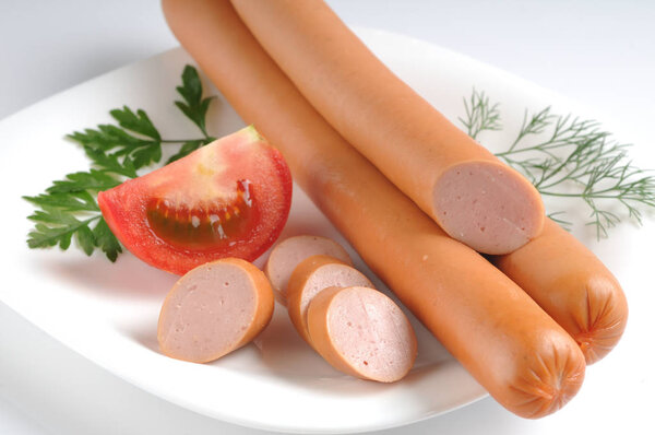 Сосиски на белом фоне