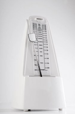 Beyaz bir arka plan üzerinde Metronom