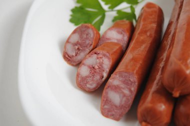 Beyaz arka planda sosisler