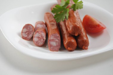 Beyaz arka planda sosisler