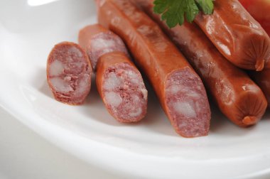 Beyaz arka planda sosisler