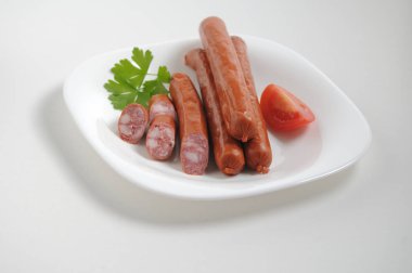 Beyaz arka planda sosisler