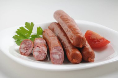 Beyaz arka planda sosisler