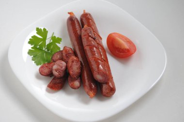 Beyaz arka planda sosisler