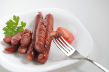 Beyaz arka planda sosisler