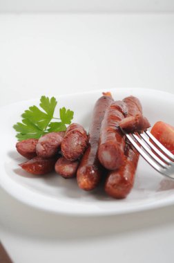 Beyaz arka planda sosisler