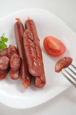 Beyaz arka planda sosisler