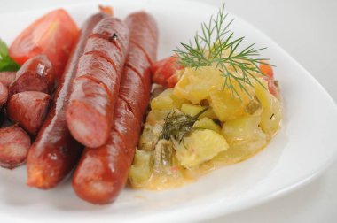 Beyaz arka planda sosisler