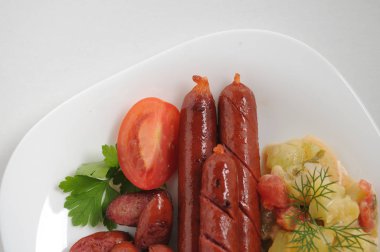 Beyaz arka planda sosisler