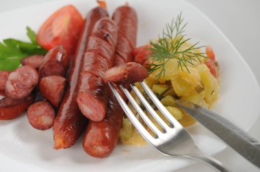 Beyaz arka planda sosisler