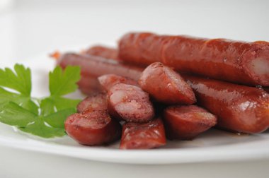 Beyaz arka planda sosisler