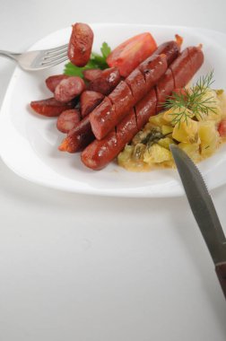 Beyaz arka planda sosisler