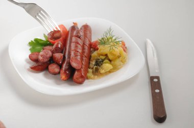 Beyaz arka planda sosisler