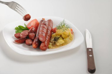 Beyaz arka planda sosisler