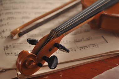 Keman ve masanın üzerine notlar